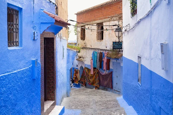 Chefchaouen Morocco 2017年5月28日 Chaouenのメディナでお土産と壁のビュー 市は青の色合いの建物のために注目されており それはChefchaouenを訪問者に非常に魅力的にします — ストック写真