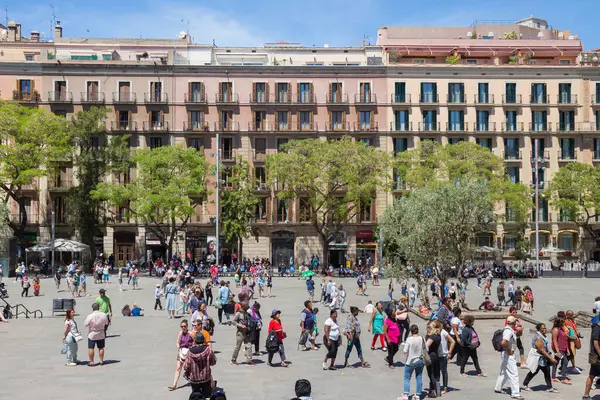 Barcelona España Mayo 2017 Turistas Desconocidos Caminando Por Placa Nova — Foto de Stock