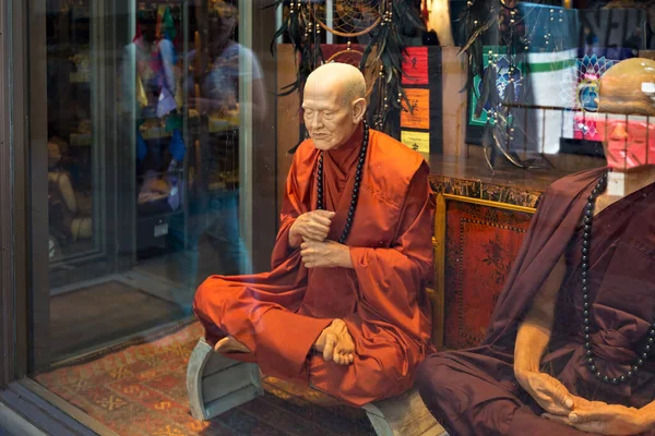 Barcelona Espanha Maio 2017 Estátuas Dos Monges Tibetanos Perto Vitrine — Fotografia de Stock