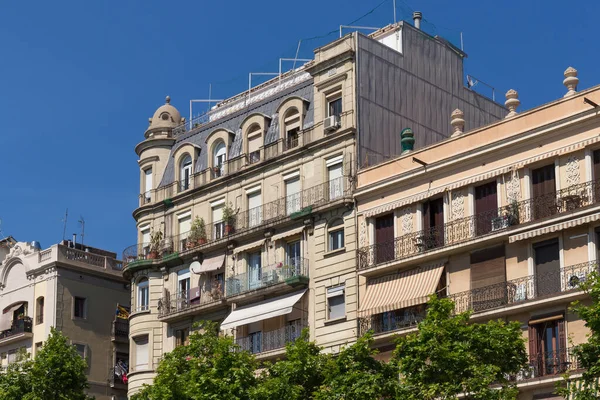 BARCELONA, İspanya - 15 Mayıs 2017: Güneşli bir günde Barcelona 'nın merkezinde modern tarzda eski tarihi binalardan biri.