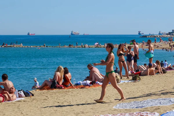 Barcelona Španělsko Května 2017 Neznámí Lidé Odpočívají Opalují Městské Pláži — Stock fotografie