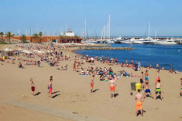 Barcelona Španělsko Května 2017 Neznámí Lidé Odpočívají Opalují Městské Pláži — Stock fotografie