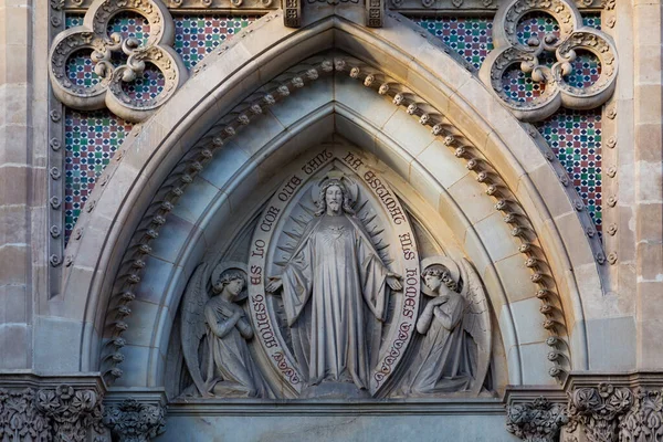 バルセロナ スペイン 2017年5月15日 サレサ教会の門の下に天使とイエス キリストの彫刻 1882年から1885年の間に建設され 現在のサンフランシスコ セールス教区がある — ストック写真