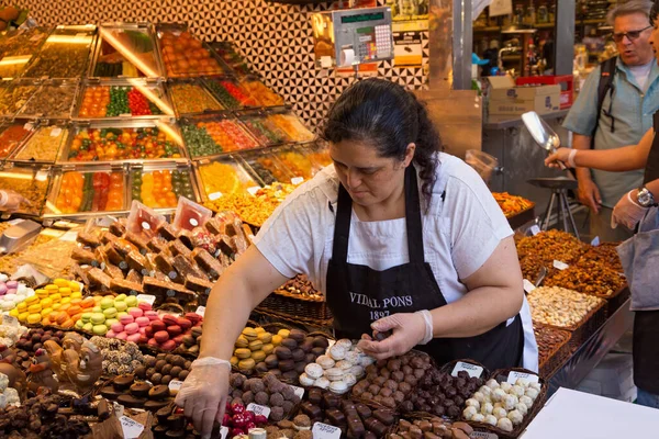 Barcelona Espanha Maio 2017 Vendedor Desconhecido Vende Diferentes Bolos Outros — Fotografia de Stock