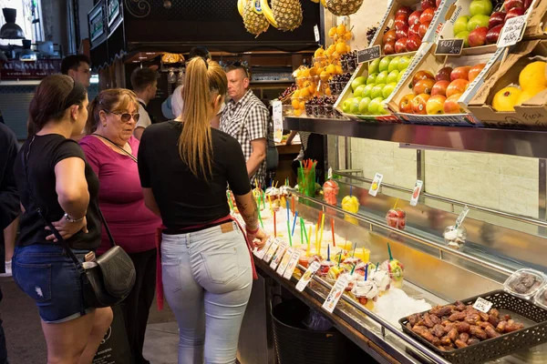 バルセロナ スペイン 2017年5月16日 バルセロナの有名な市場La Boqueriaで未知の女性が果物を選ぶ — ストック写真
