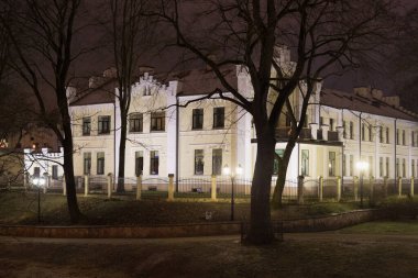 Riga 'nın ilk aydınlatma gaz tesisi olan eski bölgenin eklektik tarihi binasının gece manzarası. Letonya.