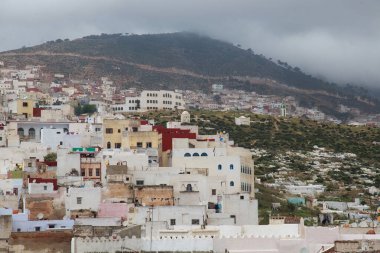 Kuzey Fas 'taki Tetouan Medina semtinin renkli eski binalarının manzarası. Bir medine tipik olarak dar ve labirent benzeri sokaklarla çevrili ve çoğu zaman tarihi evler ve mekanlar içerir..