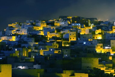Kuzey Fas 'taki Tetouan Medina bölgesinin gece manzarası. Bir Medine tipik olarak dar ve labirent benzeri sokaklarla çevrili..
