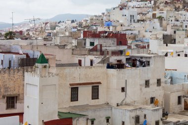 Kuzey Fas 'taki Tetouan Medine semtinin eski çatılarının manzarası.