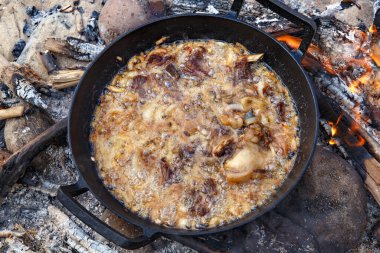 Soğanlı kuzu eti, kaynayan yağda kızartılır. Geleneksel pilav Hazırlanmasında bir sahne olarak.