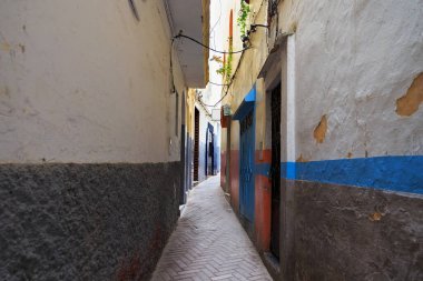 Kuzey Fas 'taki Tangier Medina semtindeki eski sokaklardan birinin manzarası. Bir Medine tipik olarak dar ve labirent benzeri sokaklarla çevrili..