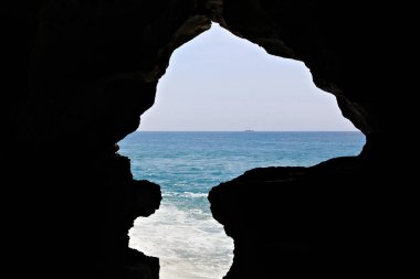 Cape Spartel, Fas 'taki Herkül Mağaraları' nın manzarası. Atlantik Okyanusu yakınlarındaki bir arkeolojik mağara, Tanca 'nın 14 kilometre batısında, popüler bir turistik ilgi merkezi..