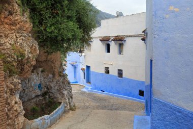 Chefchaouen, Fas 'taki Medine' nin mavi duvarlarının manzarası. Chaouen olarak da bilinen şehir, binalarının mavi tonlarıyla ünlüdür ve bu Şef 'i ziyaretçiler için çok çekici kılar..