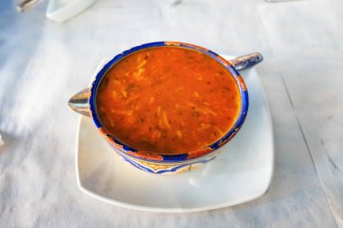 Fas 'taki restoranlardan birinde beyaz kasede Fas Harira Çorbası.. 