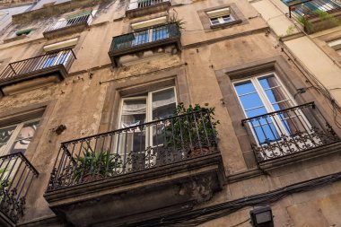 Güneşli bir günde Barselona 'nın tarihi merkezindeki tipik eski konut binalarından birinin ayrıntıları. İspanya.