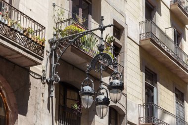 Barcelona 'nın merkezindeki tarihi binalardan birinin önünde eski bir sokak lambası. İspanya.