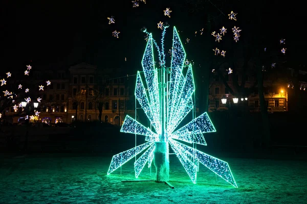 Widok Nocy Dużych Elektrycznych Dekoracji Świątecznych Zielonymi Światłami Ulicy Rydze — Zdjęcie stockowe