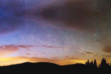 Gece dağ. Yıldızlı gökyüzü.