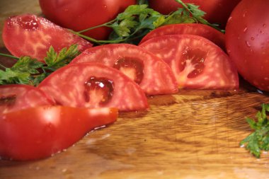 Tahtada taze domatesler