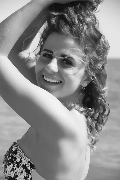 Chica en la playa retrato en blanco y negro — Foto de Stock