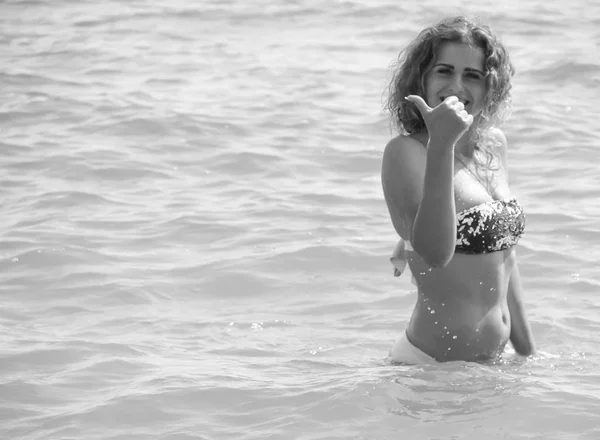 Fille en maillot de bain noir et blanc photo — Photo