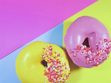 Poğaça kek renkli bir arka plan üzerine