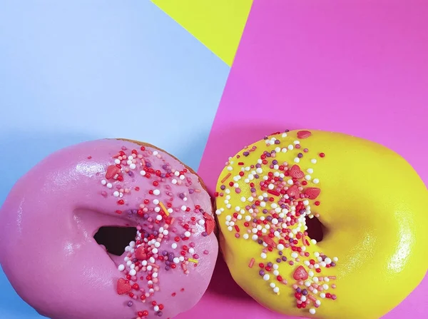 Poğaça kek renkli bir arka plan üzerine