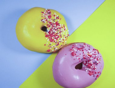 renkli bir arka plan üzerinde çörek