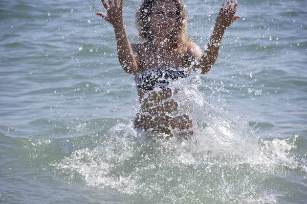 Güzel kız deniz sprey — Stok fotoğraf