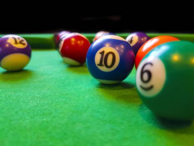Bilardo topları üzerinde yeşil bir alana