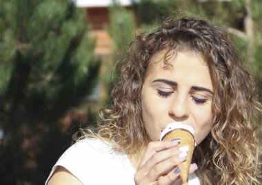 güzel kız bir dondurma portre yeme