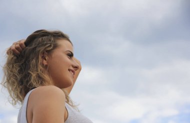 güzel kız saç portre gökyüzü arka plan üzerinde