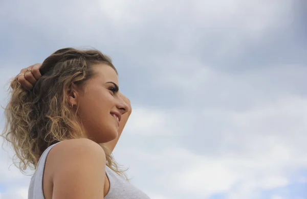 Hermoso chica cabello retrato en el cielo fondo — Foto de Stock