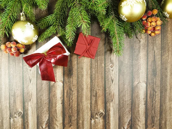 クリスマス ブランチ ギフト ボックス、木製ベース — ストック写真