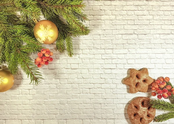 Weihnachtszweig graue Wand, Beere, gemütliches Haus niedlich Weihnachten Hintergrund Lebkuchen — Stockfoto