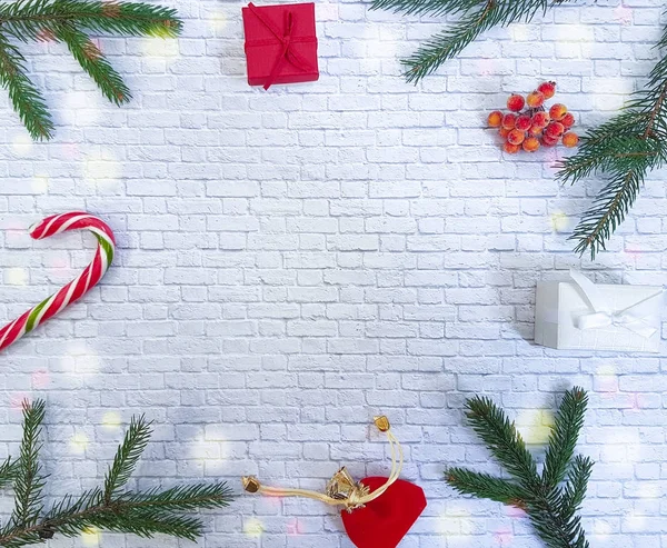 Weihnachtskomposition. Weihnachtsgeschenk, Tannenzapfen, Fichtenzweige auf ziegelweißem Hintergrund. flach, von oben gesehen. Mandarinen, Kekse, Bokeh — Stockfoto