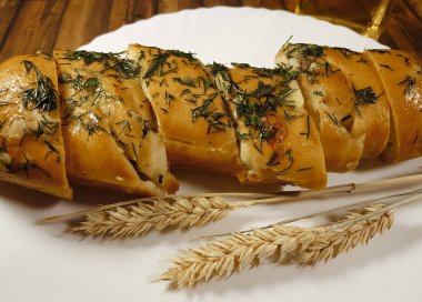 sarımsaklı ekmek ile spikelet