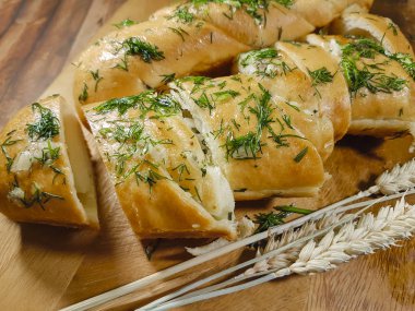 sarımsaklı ekmek kulak ahşap oyun tahtası ile