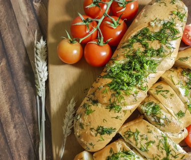 sarımsaklı ekmek bir tahta masa, kiraz domates, buğday kulak kırmızı