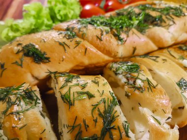  sarımsaklı ekmek kiraz domates, ahşap bir yönetim kurulu kırmızı