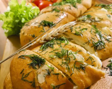 sarımsaklı ekmek bir tahta masa, kiraz domates, buğday kulak kırmızı