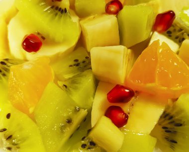 , ,       , , ,   fruktovyy salat banan, kivi, Apel'sin, granat fon meyve salatası muz, kivi, portakal, nar arka plan