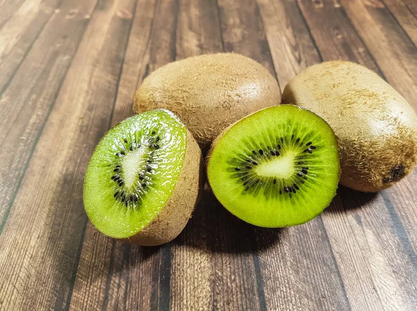 Kiwi auf einem hölzernen Hintergrund — Stockfoto