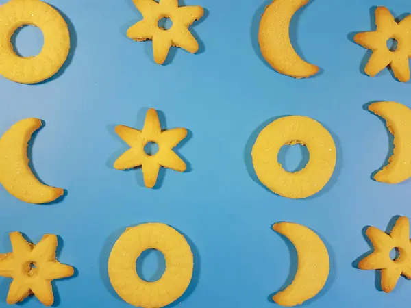 Cookies em um fundo azul — Fotografia de Stock