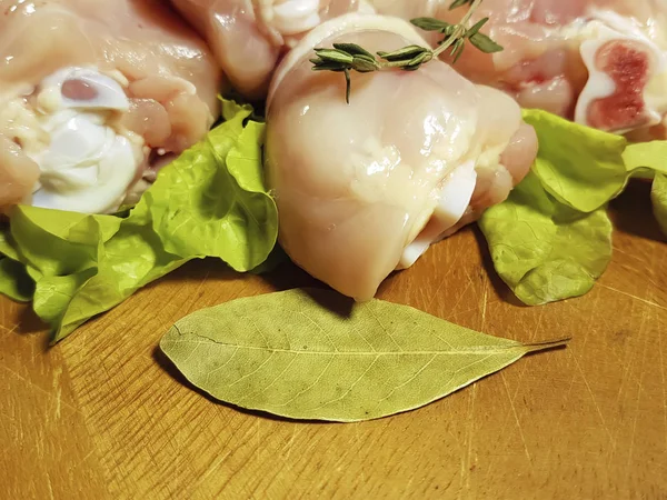 Cosce di pollo crude, preparazione, cottura, foglie di alloro — Foto Stock