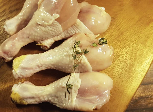 Cuisses de poulet crues, préparation, cuisson — Photo