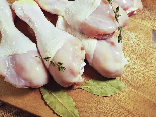 Cuisses de poulet crues, préparation, cuisson, feuilles de laurier — Photo