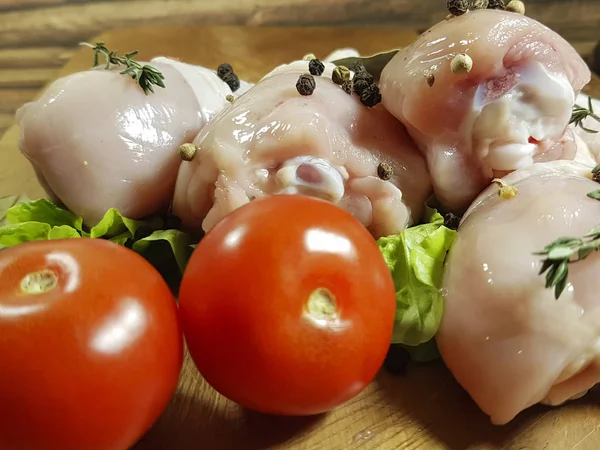 Chicken legs raw, preparation, cooking,  spice, black pepper, tomato — Stock Photo, Image