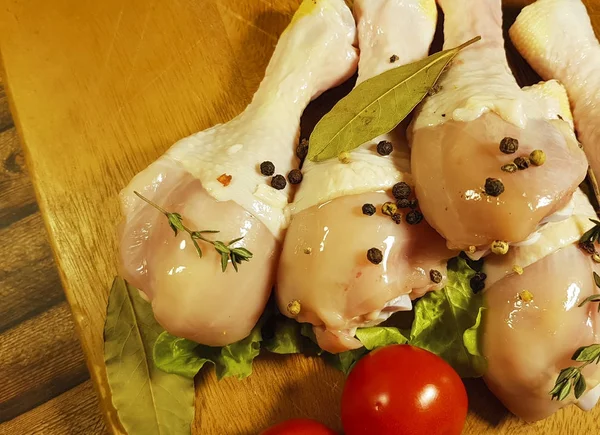 Csirke lábak nyers, előkészítés, főzés, fűszer, fekete bors, babérlevél, paradicsom — Stock Fotó