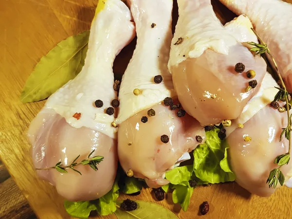 Csirke lábak nyers, előkészítés, főzés, fűszer, fekete bors, babérlevél — Stock Fotó